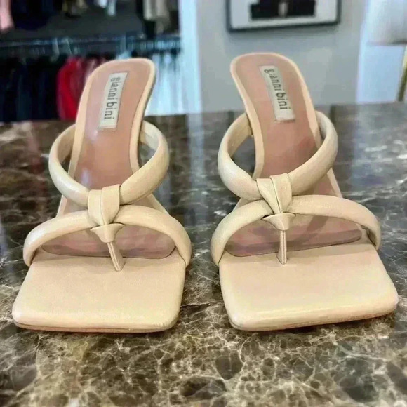 Gianni Bini Begment Leather Tubular Thong Heels Size 7.5M Tan/Cream - Picture 6 of 8